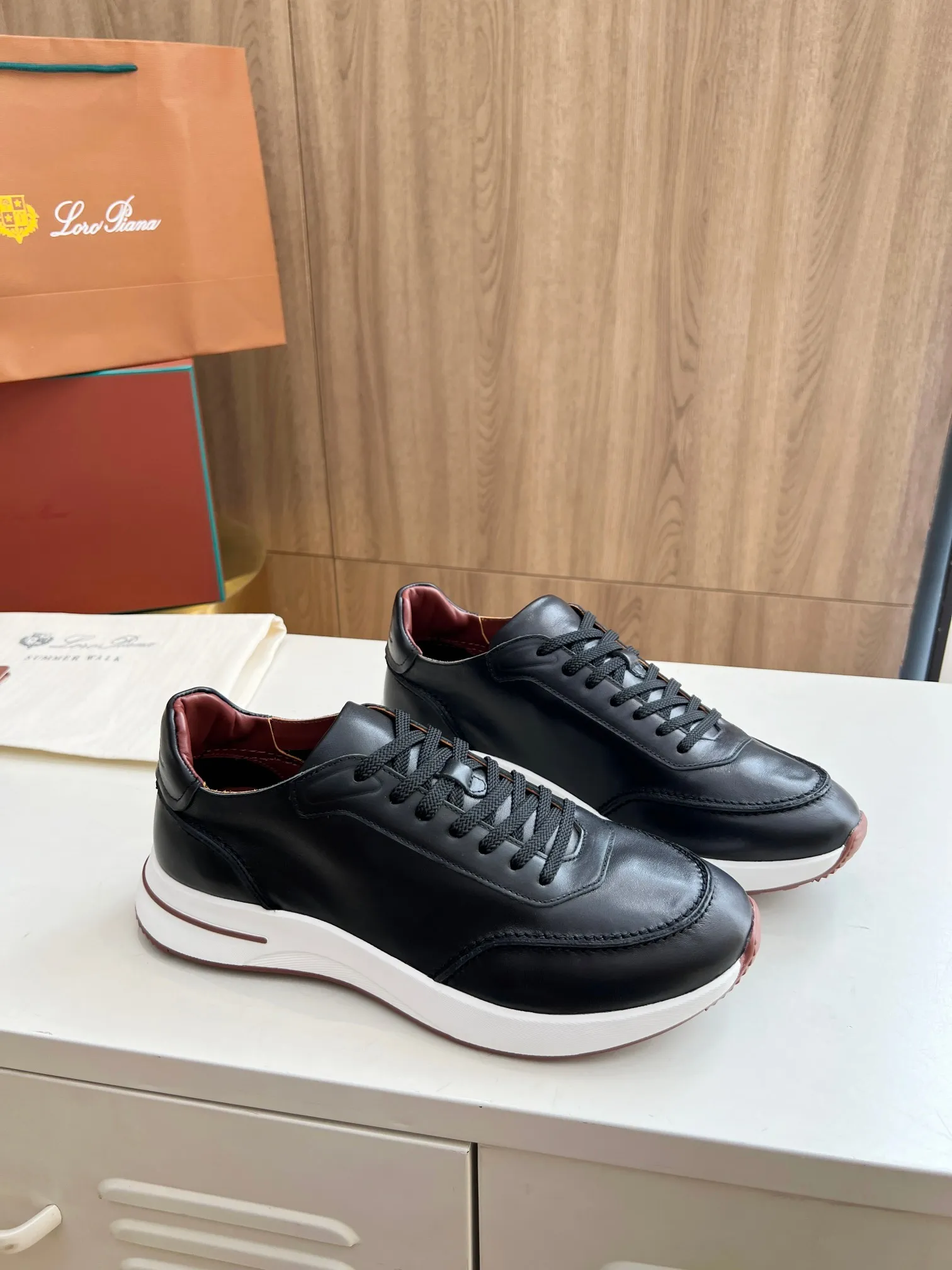 Men's Men's Shoes 💰620 👑Loro Piana* Purchase the original 1:1 copy. Founded the existing Loro Piana company on April 24, 1924. It is now the sixth generation of family business, providing high-quality products to customers who are discerning about taste and quality. Imported calfskin fabrics. The interior is made of imported A-grade water-dyed cow lining. 💝 Focus on top quality, pay for what you pay, and compare the inner details. Original authentic packaging. Code number: 39-45